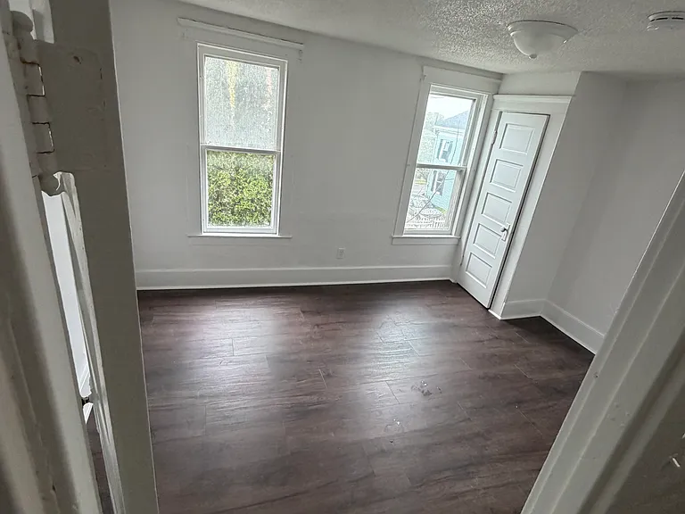 105 E 4th St #4 — Photo 10