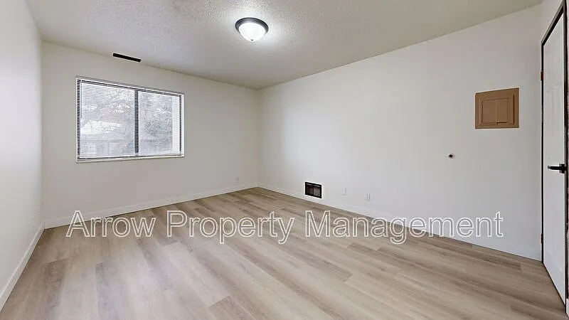 3 bed, 2.0 bath, 1370 sqft, $1,370 — Photo 3
