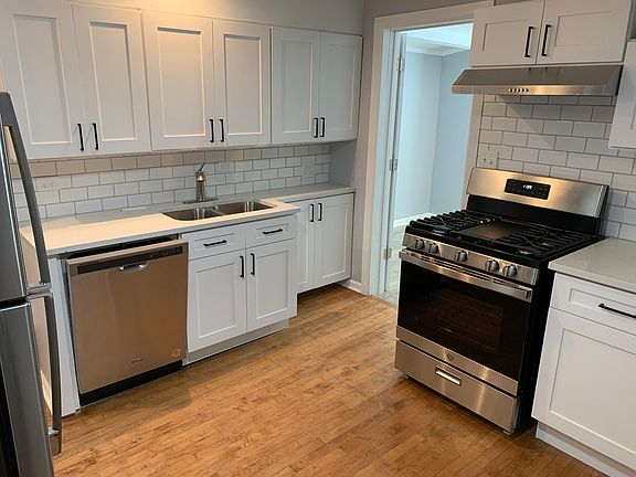 3rd image of 5707 W Giddings St #2