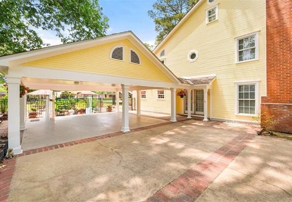 1st image of 4513 Woodlawn Dr