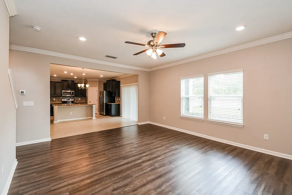 4 bed, 2.5 bath, 2424 sqft, $3,830 — Photo 4
