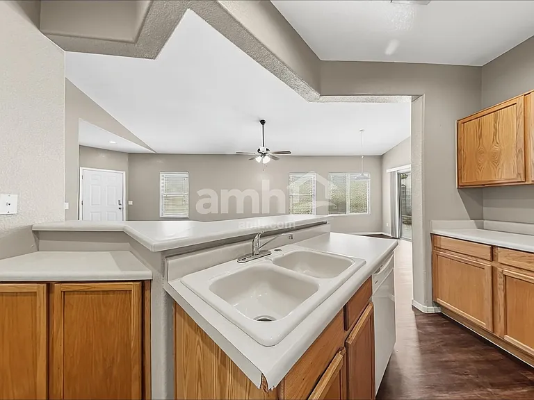 5839 E Nathan St — Photo 4