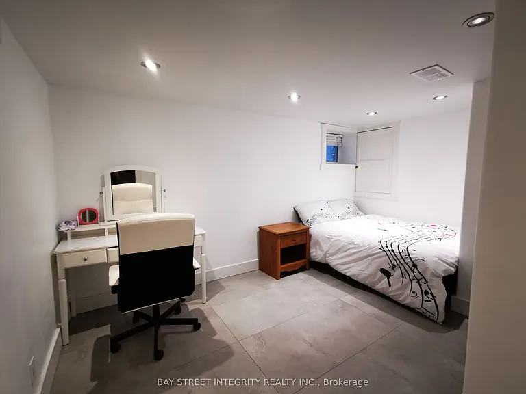 488 Manning Ave #BASEMENT — Photo 2