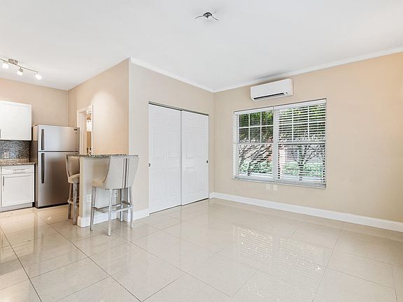 2nd image of 445 Brazilian Ave APT 3