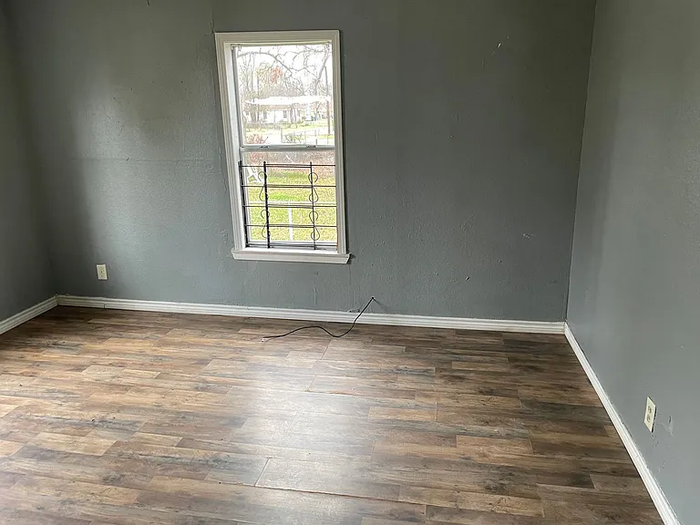 558 E 78th St — Photo 4