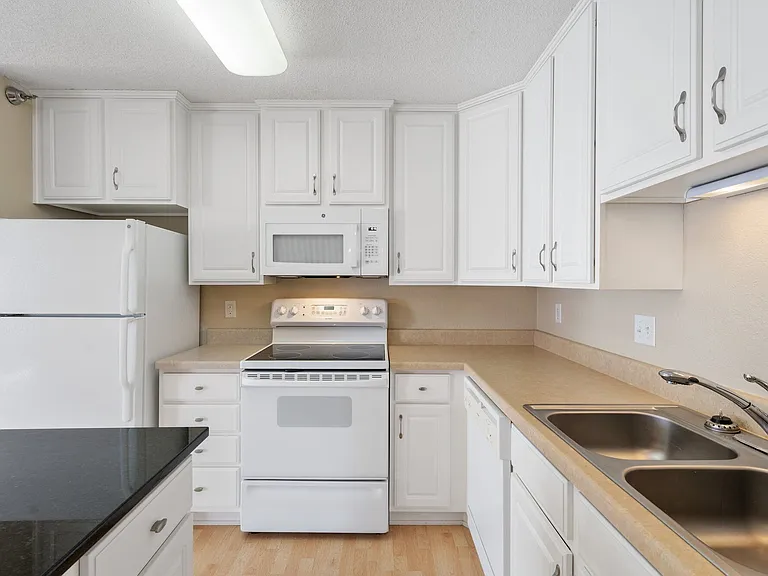 Sterling Ponds Apartments — Photo 8
