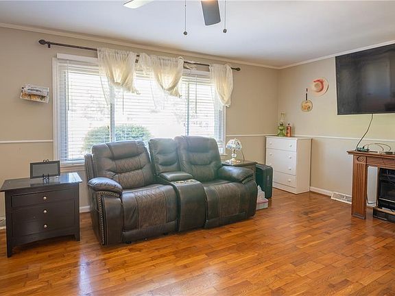 3rd image of 14 Robin Hood Rd NE