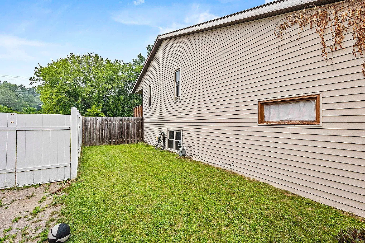 3 bed, 1592 sqft, $1,900 — Photo 2