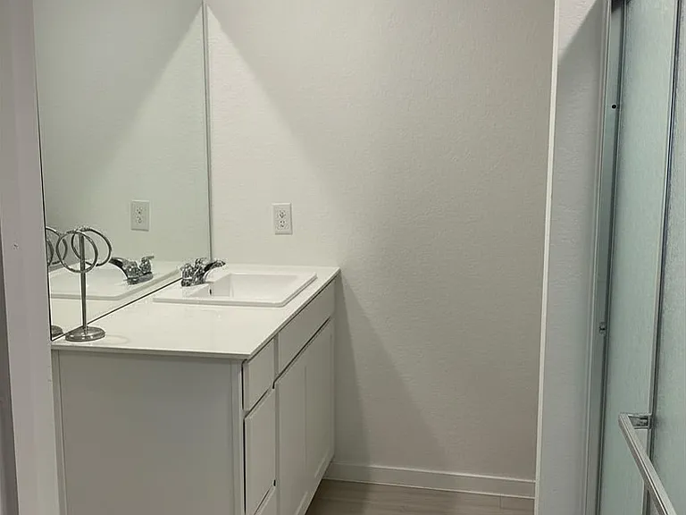 primary bedroom bathroom