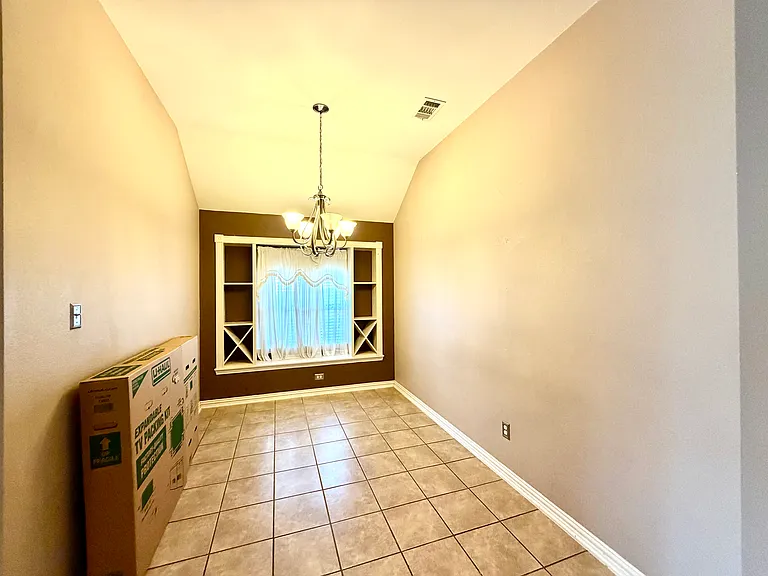 2102 Central Park Dr — Photo 2
