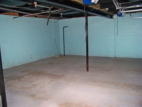 2nd image of 938 Winding Hollow Ln
