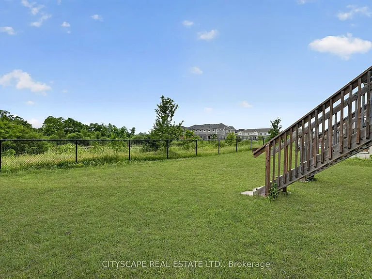 27 Lamb Cres — Photo 5