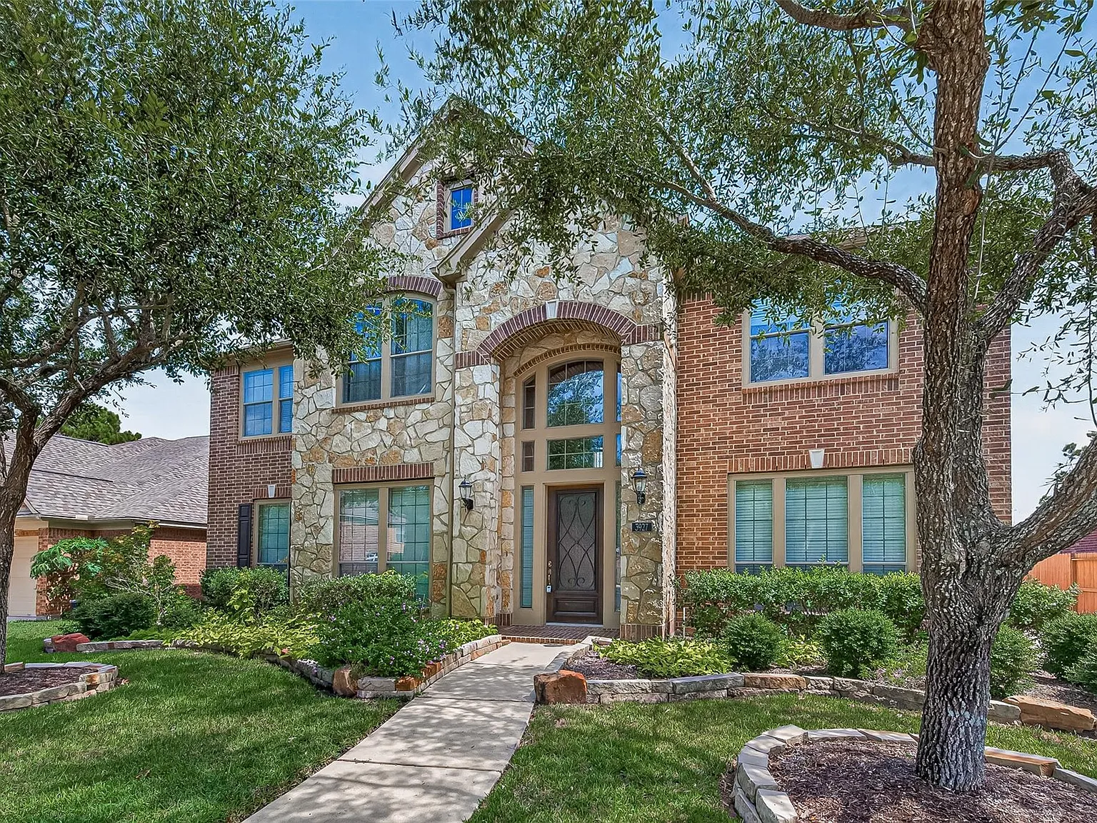 5 bed, 3.5 bath, 3800 sqft, $3,550 — Photo 2