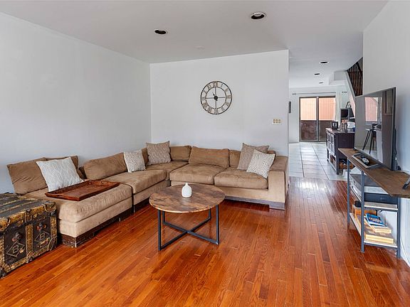 3rd image of 139 Stonegate Dr