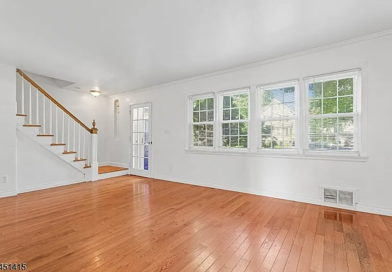 32 Locust Ave — Photo 2