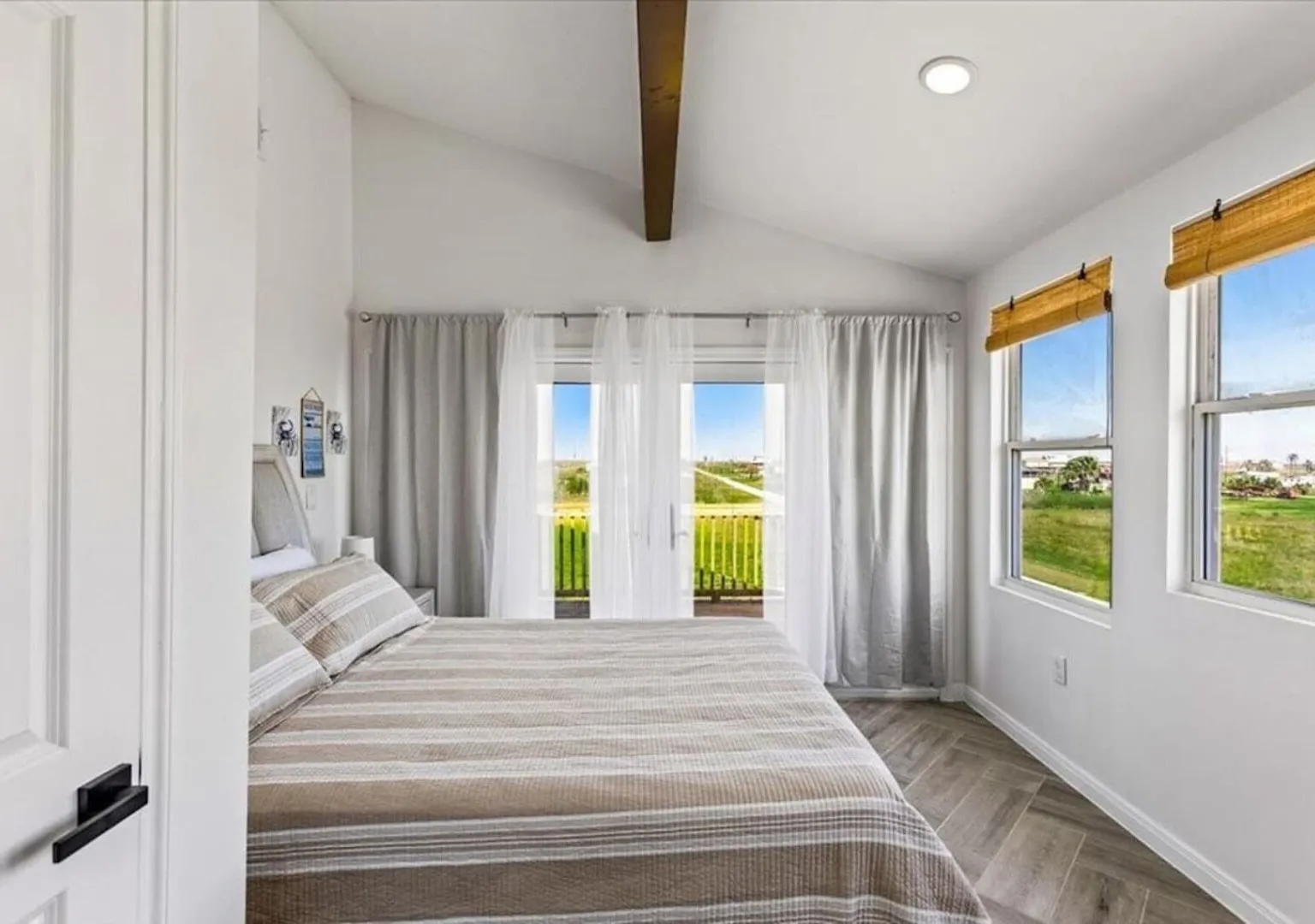 Big 6BR Beach Getaway for 20 | Near Ferry, 3 Units — Photo 4