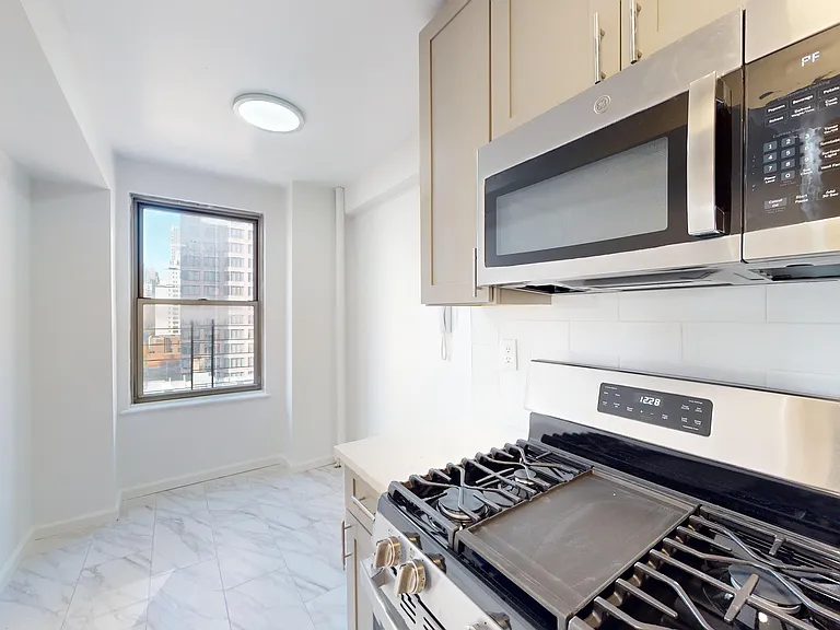 301 E 38th St #17E — Photo 7
