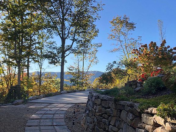 MOUNTAIN VIEWS FROM THE FRONT OF THE HOUSE TOO!