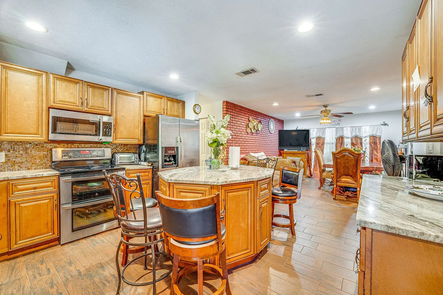 6 bed, 2.0 bath, 2497 sqft, $6,031 — Photo 3