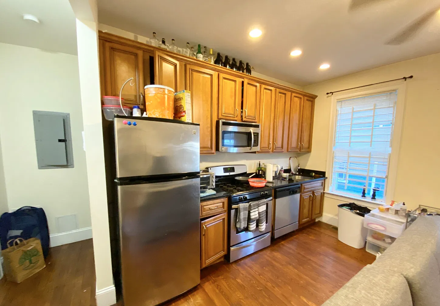 4 bed, 9999 sqft, $6,750 — Photo 1