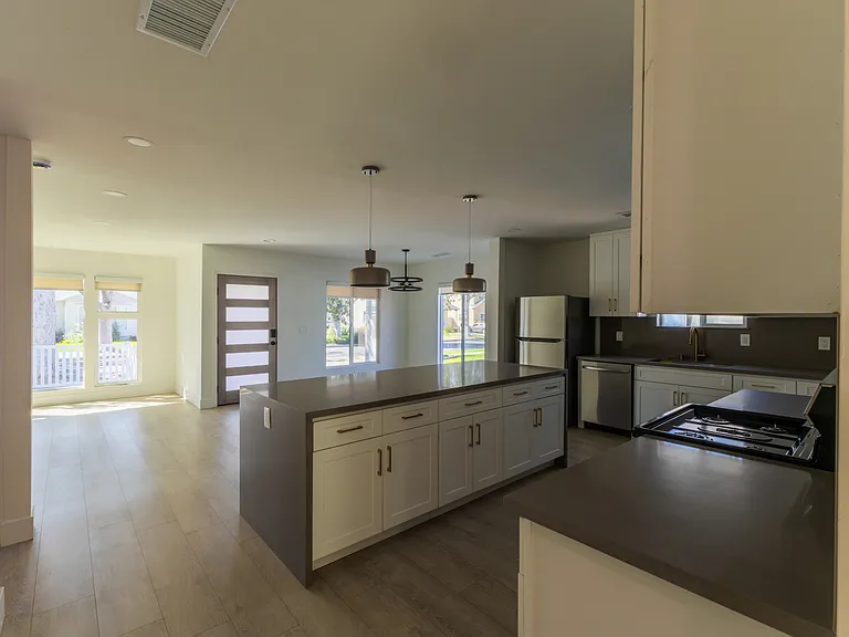 17601 Hamlin St — Photo 5