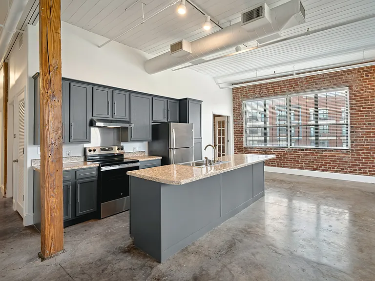 Kitchen w/ Bar