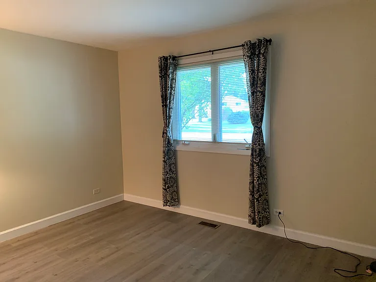 2nd bedroom w/ street view