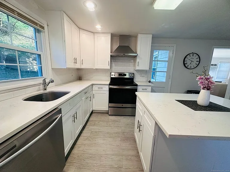 37 Weed St — Photo 14