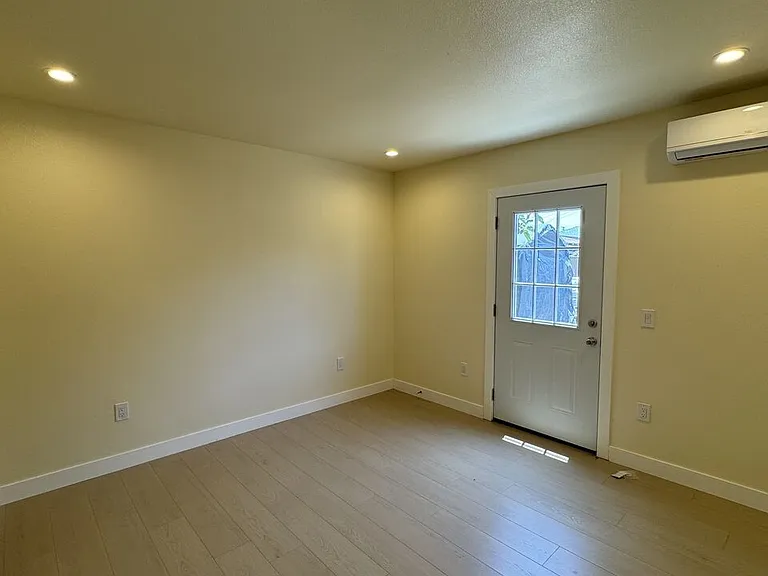 2528 Elkgrove Ave #B — Photo 5