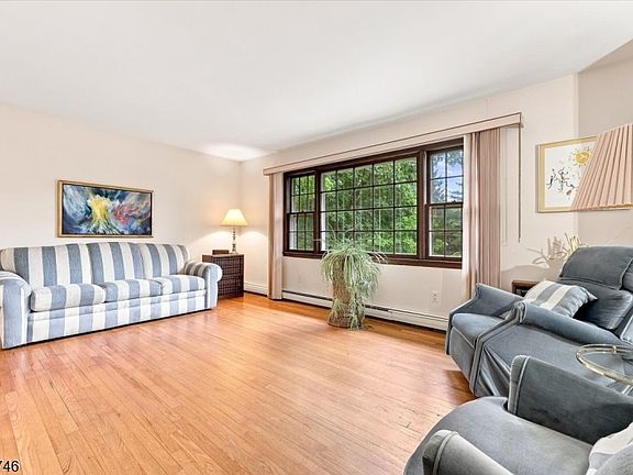 5th image of 24 Hickory Rd