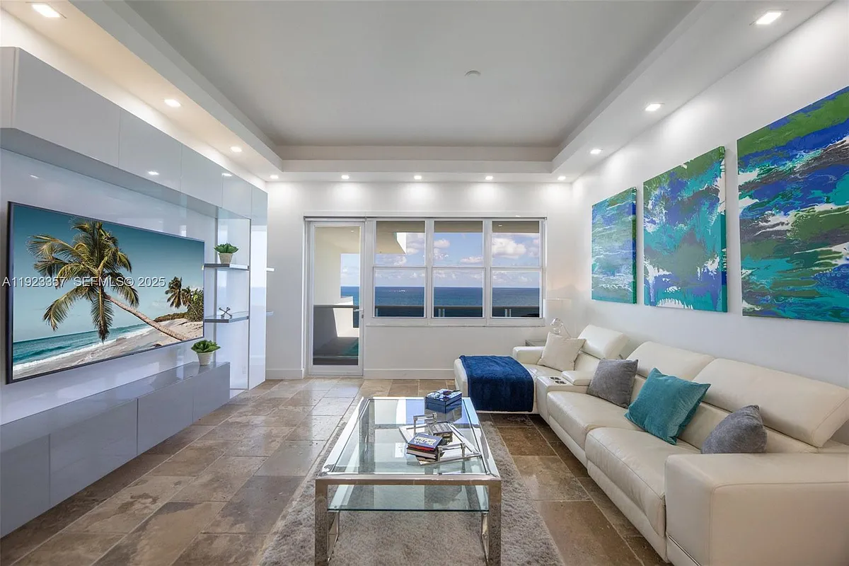 Building Photo - 3725 Ocean Dr #Penthouse 02