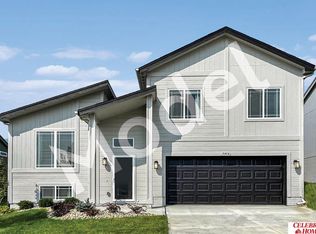 10710 Portage Dr, Papillion, NE 68046