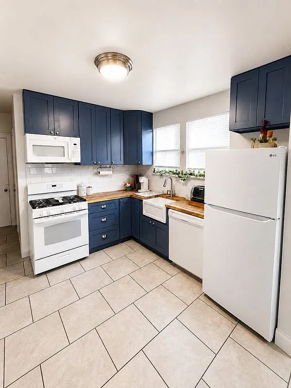 3 bed, 1.0 bath, 1094 sqft, $3,300 — Photo 1