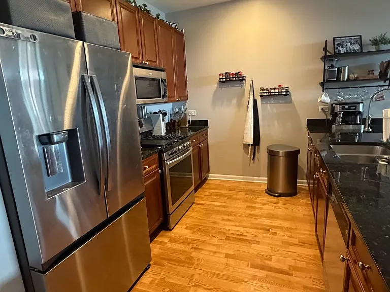 2472 W Foster Ave #405 — Photo 3