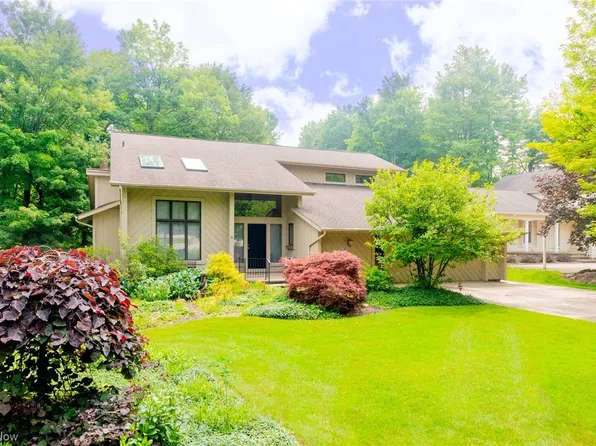 5645 Woodsmore Dr, Solon, OH 44139