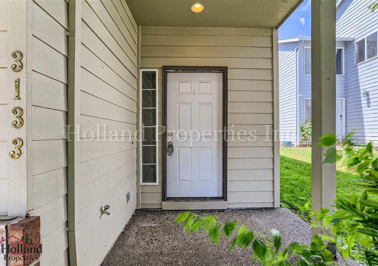 Spacious Two-Level Duplex Home with Fenced Backyard in Hillsboro! — Photo 4