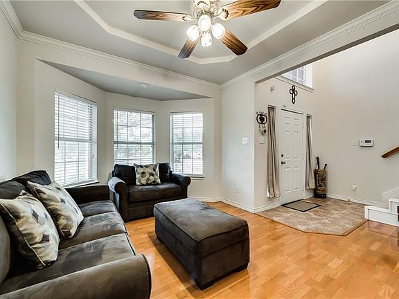 5th image of 2108 Sandhurst Dr
