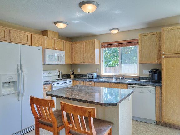 4th image of 22130 Cedarview Dr E