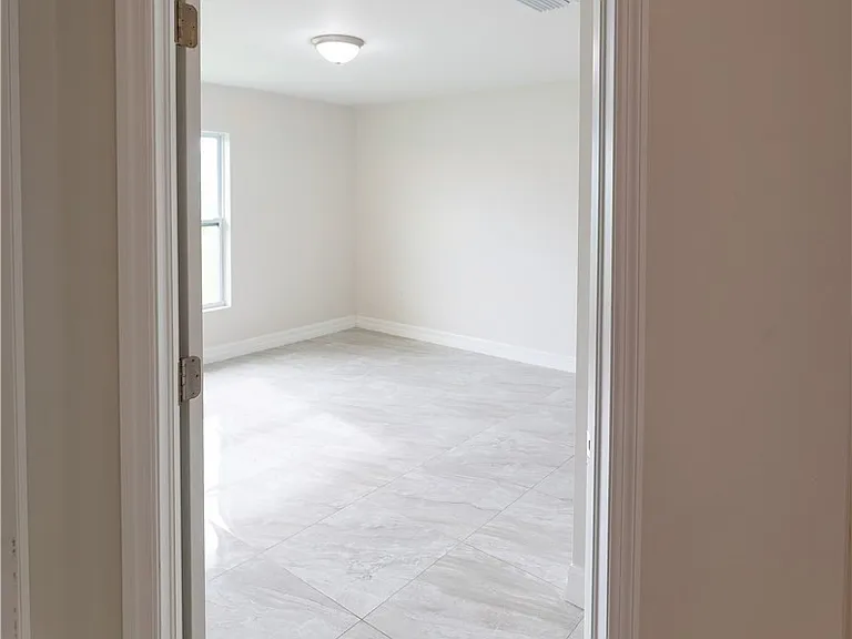 941 Jaguar Blvd — Photo 11