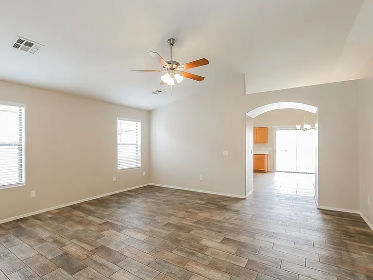 1114 E Fraktur Rd — Photo 5