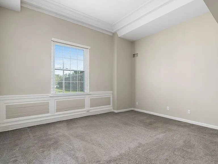 Austin Manor — Photo 17