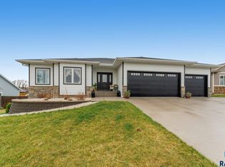 1405 Oak Creek Rd, Dell Rapids, SD 57022