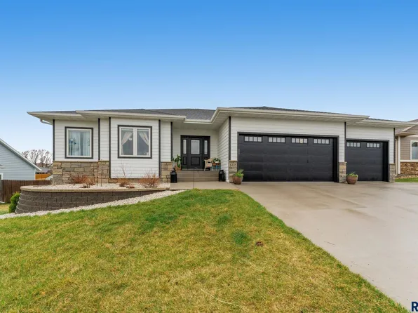 1405 Oak Creek Rd, Dell Rapids, SD 57022