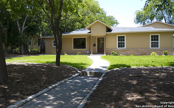 2nd image of 913 Ivy Ln