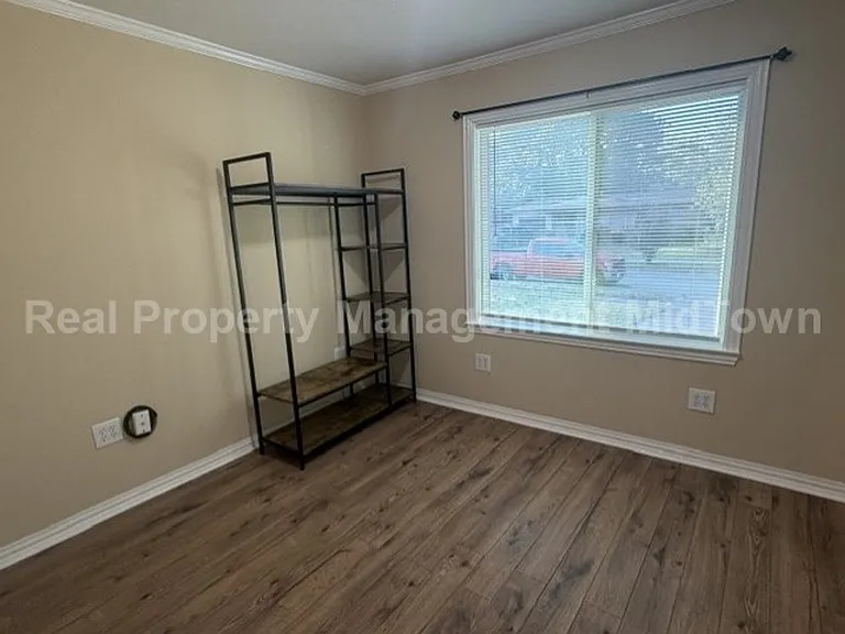 1301 Burleson St — Photo 12