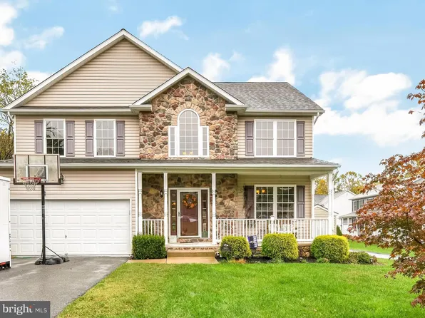 8903 Whitecliff Ln, Parkville, MD 21234