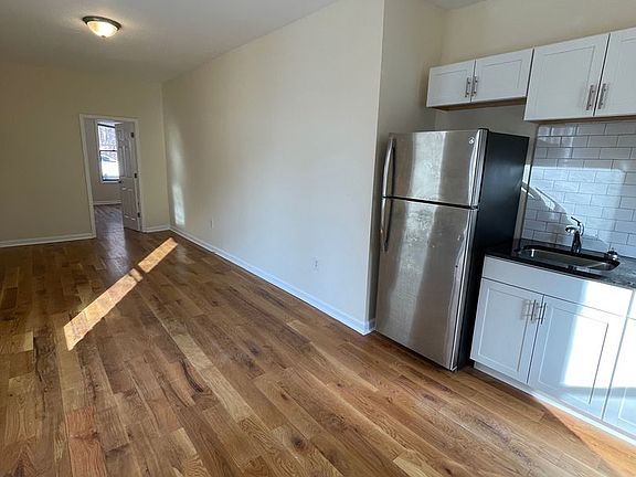 3rd image of 64 Johnston St
