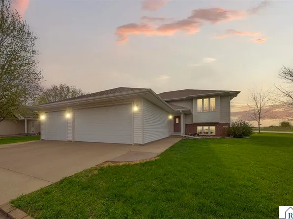 2101 Red Tail Ln, North Mankato, MN 56003