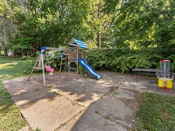 4th image of 654 E 32nd St
