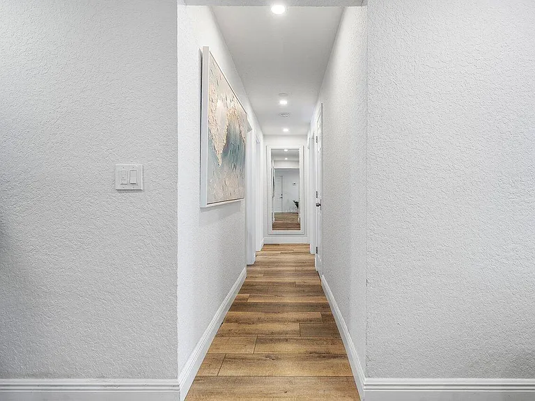 671 Lindell Blvd — Photo 32